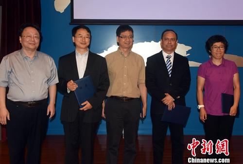 7��2�գ��й�����ָ��ֳ�ţ֮��(��1)��þֵ��������о�������ȫ����Ƹ��4����Ƹ�߰䷢֤�顣���죬�й�����ֵ��������о�������ȫ����Ƹ�ڱ��������ֳ���磬����ɸѡ�����������о�������4λ����֪��ר��ѧ�߲μӴ�硣��������� ���Է� ��