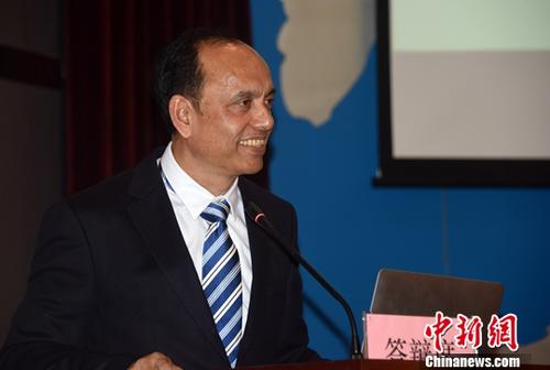 7��2�գ����޵���ίԱ����ϯ���¼�������������ѧӡ�ȼ����ڡ�����۲��Ҽ���������������ʲ�����ɼ�(Paramesh Banerjee)�ֳ���磬��Ƹ�й�����ֵ��������о������������죬�й�����ֵ��������о�������ȫ����Ƹ�ڱ��������ֳ���磬����ɸѡ�����������о�������4λ����֪��ר��ѧ�߲μӴ�硣��������� ���Է� ��